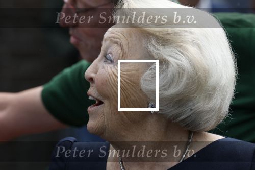 Groesbeek, 12-09-2025 - Hare Koninklijke Hoogheid Prinses Beatrix heropent de gerestaureerde korenmolen De Zuidmolen in Groesbeek. Prinses Beatrix loopt met wandelstok.