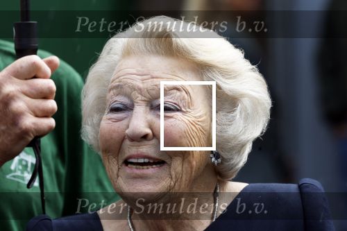 Groesbeek, 12-09-2025 - Hare Koninklijke Hoogheid Prinses Beatrix heropent de gerestaureerde korenmolen De Zuidmolen in Groesbeek. Prinses Beatrix loopt met wandelstok.