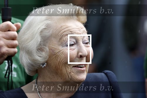Groesbeek, 12-09-2025 - Hare Koninklijke Hoogheid Prinses Beatrix heropent de gerestaureerde korenmolen De Zuidmolen in Groesbeek. Prinses Beatrix loopt met wandelstok.