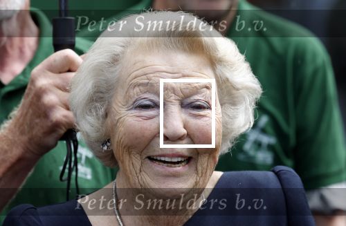 Groesbeek, 12-09-2025 - Hare Koninklijke Hoogheid Prinses Beatrix heropent de gerestaureerde korenmolen De Zuidmolen in Groesbeek. Prinses Beatrix loopt met wandelstok.