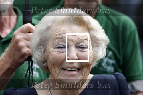 Groesbeek, 12-09-2025 - Hare Koninklijke Hoogheid Prinses Beatrix heropent de gerestaureerde korenmolen De Zuidmolen in Groesbeek. Prinses Beatrix loopt met wandelstok.