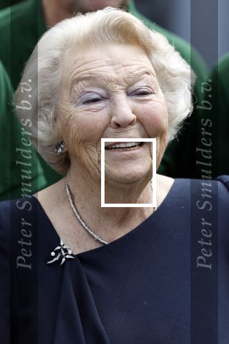 Groesbeek, 12-09-2025 - Hare Koninklijke Hoogheid Prinses Beatrix heropent de gerestaureerde korenmolen De Zuidmolen in Groesbeek. Prinses Beatrix loopt met wandelstok.