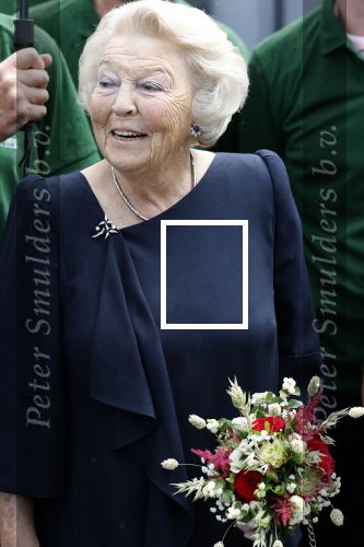 Groesbeek, 12-09-2025 - Hare Koninklijke Hoogheid Prinses Beatrix heropent de gerestaureerde korenmolen De Zuidmolen in Groesbeek. Prinses Beatrix loopt met wandelstok.