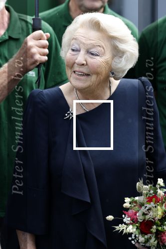 Groesbeek, 12-09-2025 - Hare Koninklijke Hoogheid Prinses Beatrix heropent de gerestaureerde korenmolen De Zuidmolen in Groesbeek. Prinses Beatrix loopt met wandelstok.