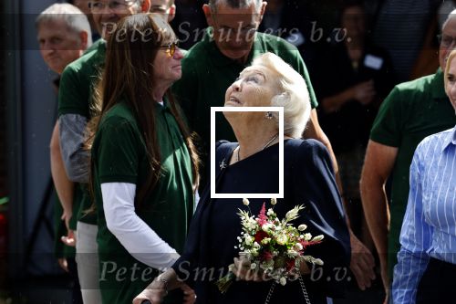 Groesbeek, 12-09-2025 - Hare Koninklijke Hoogheid Prinses Beatrix heropent de gerestaureerde korenmolen De Zuidmolen in Groesbeek. Prinses Beatrix loopt met wandelstok.