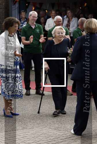 Groesbeek, 12-09-2025 - Hare Koninklijke Hoogheid Prinses Beatrix heropent de gerestaureerde korenmolen De Zuidmolen in Groesbeek. Prinses Beatrix loopt met wandelstok.