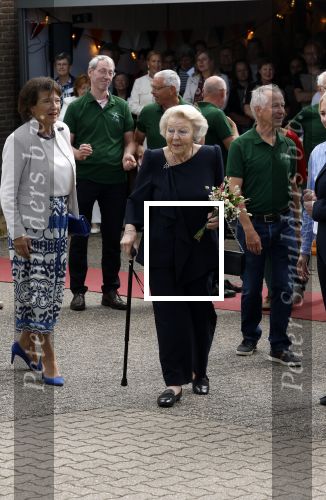 Groesbeek, 12-09-2025 - Hare Koninklijke Hoogheid Prinses Beatrix heropent de gerestaureerde korenmolen De Zuidmolen in Groesbeek. Prinses Beatrix loopt met wandelstok.
