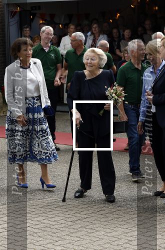 Groesbeek, 12-09-2025 - Hare Koninklijke Hoogheid Prinses Beatrix heropent de gerestaureerde korenmolen De Zuidmolen in Groesbeek. Prinses Beatrix loopt met wandelstok.