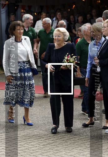 Groesbeek, 12-09-2025 - Hare Koninklijke Hoogheid Prinses Beatrix heropent de gerestaureerde korenmolen De Zuidmolen in Groesbeek. Prinses Beatrix loopt met wandelstok.