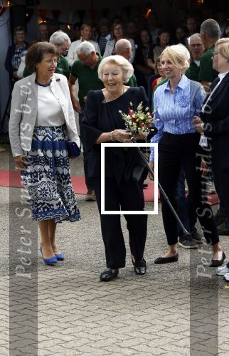 Groesbeek, 12-09-2025 - Hare Koninklijke Hoogheid Prinses Beatrix heropent de gerestaureerde korenmolen De Zuidmolen in Groesbeek. Prinses Beatrix loopt met wandelstok.