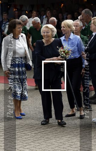 Groesbeek, 12-09-2025 - Hare Koninklijke Hoogheid Prinses Beatrix heropent de gerestaureerde korenmolen De Zuidmolen in Groesbeek. Prinses Beatrix loopt met wandelstok.