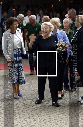Groesbeek, 12-09-2025 - Hare Koninklijke Hoogheid Prinses Beatrix heropent de gerestaureerde korenmolen De Zuidmolen in Groesbeek. Prinses Beatrix loopt met wandelstok.
