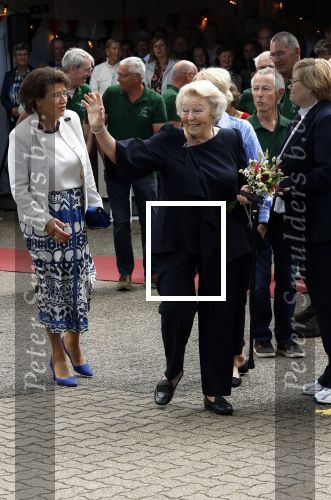 Groesbeek, 12-09-2025 - Hare Koninklijke Hoogheid Prinses Beatrix heropent de gerestaureerde korenmolen De Zuidmolen in Groesbeek. Prinses Beatrix loopt met wandelstok.
