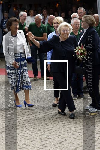 Groesbeek, 12-09-2025 - Hare Koninklijke Hoogheid Prinses Beatrix heropent de gerestaureerde korenmolen De Zuidmolen in Groesbeek. Prinses Beatrix loopt met wandelstok.