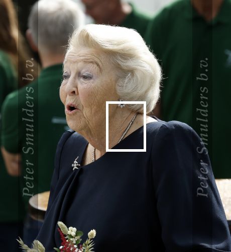 Groesbeek, 12-09-2025 - Hare Koninklijke Hoogheid Prinses Beatrix heropent de gerestaureerde korenmolen De Zuidmolen in Groesbeek. Prinses Beatrix loopt met wandelstok.