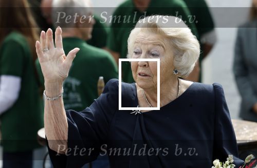Groesbeek, 12-09-2025 - Hare Koninklijke Hoogheid Prinses Beatrix heropent de gerestaureerde korenmolen De Zuidmolen in Groesbeek. Prinses Beatrix loopt met wandelstok.