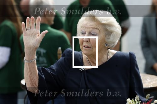 Groesbeek, 12-09-2025 - Hare Koninklijke Hoogheid Prinses Beatrix heropent de gerestaureerde korenmolen De Zuidmolen in Groesbeek. Prinses Beatrix loopt met wandelstok.