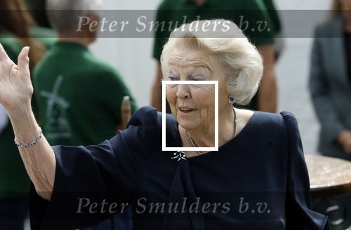 Groesbeek, 12-09-2025 - Hare Koninklijke Hoogheid Prinses Beatrix heropent de gerestaureerde korenmolen De Zuidmolen in Groesbeek. Prinses Beatrix loopt met wandelstok.