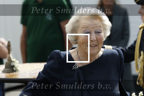 Groesbeek, 12-09-2025 - Hare Koninklijke Hoogheid Prinses Beatrix heropent de gerestaureerde korenmolen De Zuidmolen in Groesbeek. Prinses Beatrix loopt met wandelstok.