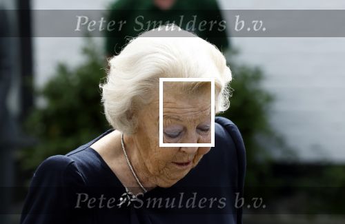 Groesbeek, 12-09-2025 - Hare Koninklijke Hoogheid Prinses Beatrix heropent de gerestaureerde korenmolen De Zuidmolen in Groesbeek. Prinses Beatrix loopt met wandelstok.
