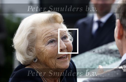 Groesbeek, 12-09-2025 - Hare Koninklijke Hoogheid Prinses Beatrix heropent de gerestaureerde korenmolen De Zuidmolen in Groesbeek. Prinses Beatrix loopt met wandelstok.
