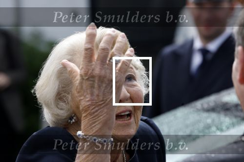 Groesbeek, 12-09-2025 - Hare Koninklijke Hoogheid Prinses Beatrix heropent de gerestaureerde korenmolen De Zuidmolen in Groesbeek. Prinses Beatrix loopt met wandelstok.