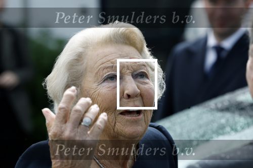 Groesbeek, 12-09-2025 - Hare Koninklijke Hoogheid Prinses Beatrix heropent de gerestaureerde korenmolen De Zuidmolen in Groesbeek. Prinses Beatrix loopt met wandelstok.