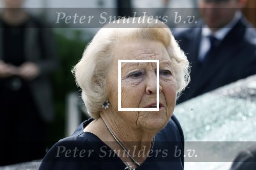 Groesbeek, 12-09-2025 - Hare Koninklijke Hoogheid Prinses Beatrix heropent de gerestaureerde korenmolen De Zuidmolen in Groesbeek. Prinses Beatrix loopt met wandelstok.