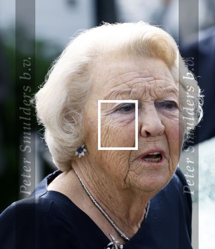 Groesbeek, 12-09-2025 - Hare Koninklijke Hoogheid Prinses Beatrix heropent de gerestaureerde korenmolen De Zuidmolen in Groesbeek. Prinses Beatrix loopt met wandelstok.