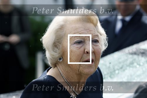 Groesbeek, 12-09-2025 - Hare Koninklijke Hoogheid Prinses Beatrix heropent de gerestaureerde korenmolen De Zuidmolen in Groesbeek. Prinses Beatrix loopt met wandelstok.