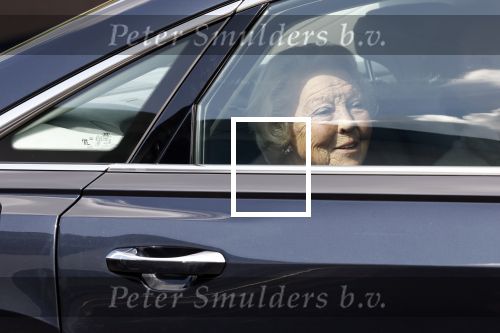 Groesbeek, 12-09-2025 - Hare Koninklijke Hoogheid Prinses Beatrix heropent de gerestaureerde korenmolen De Zuidmolen in Groesbeek. Prinses Beatrix loopt met wandelstok.