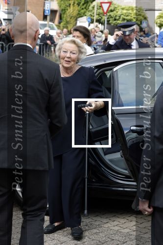 Groesbeek, 12-09-2025 - Hare Koninklijke Hoogheid Prinses Beatrix heropent de gerestaureerde korenmolen De Zuidmolen in Groesbeek. Prinses Beatrix loopt met wandelstok.