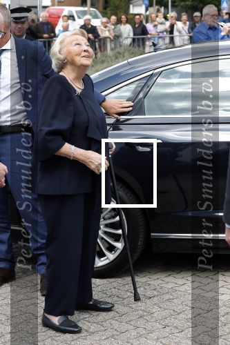 Groesbeek, 12-09-2025 - Hare Koninklijke Hoogheid Prinses Beatrix heropent de gerestaureerde korenmolen De Zuidmolen in Groesbeek. Prinses Beatrix loopt met wandelstok.