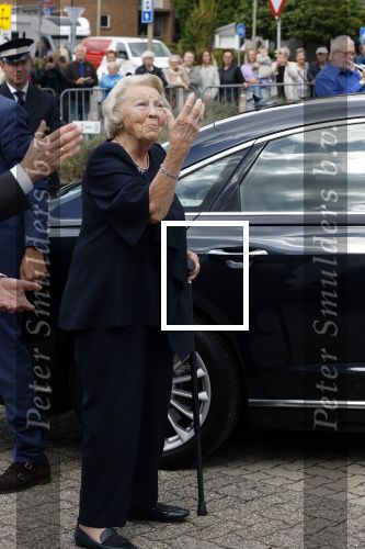 Groesbeek, 12-09-2025 - Hare Koninklijke Hoogheid Prinses Beatrix heropent de gerestaureerde korenmolen De Zuidmolen in Groesbeek. Prinses Beatrix loopt met wandelstok.
