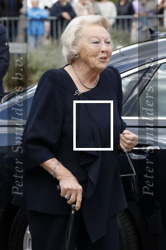 Groesbeek, 12-09-2025 - Hare Koninklijke Hoogheid Prinses Beatrix heropent de gerestaureerde korenmolen De Zuidmolen in Groesbeek. Prinses Beatrix loopt met wandelstok.