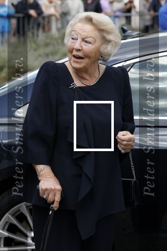 Groesbeek, 12-09-2025 - Hare Koninklijke Hoogheid Prinses Beatrix heropent de gerestaureerde korenmolen De Zuidmolen in Groesbeek. Prinses Beatrix loopt met wandelstok.