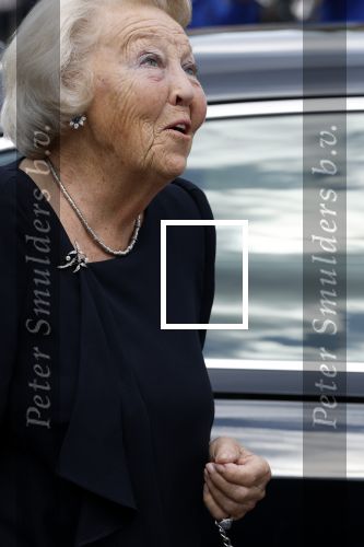 Groesbeek, 12-09-2025 - Hare Koninklijke Hoogheid Prinses Beatrix heropent de gerestaureerde korenmolen De Zuidmolen in Groesbeek. Prinses Beatrix loopt met wandelstok.