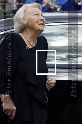 Groesbeek, 12-09-2025 - Hare Koninklijke Hoogheid Prinses Beatrix heropent de gerestaureerde korenmolen De Zuidmolen in Groesbeek. Prinses Beatrix loopt met wandelstok.