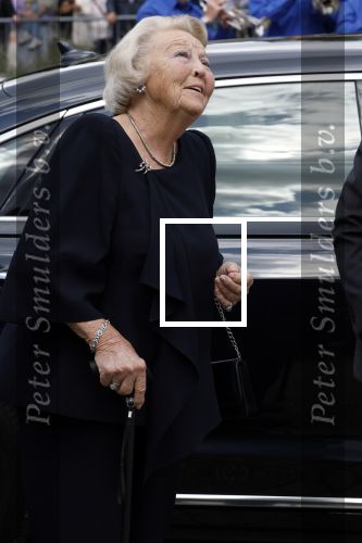 Groesbeek, 12-09-2025 - Hare Koninklijke Hoogheid Prinses Beatrix heropent de gerestaureerde korenmolen De Zuidmolen in Groesbeek. Prinses Beatrix loopt met wandelstok.