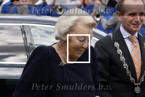 Groesbeek, 12-09-2025 - Hare Koninklijke Hoogheid Prinses Beatrix heropent de gerestaureerde korenmolen De Zuidmolen in Groesbeek. Prinses Beatrix loopt met wandelstok.