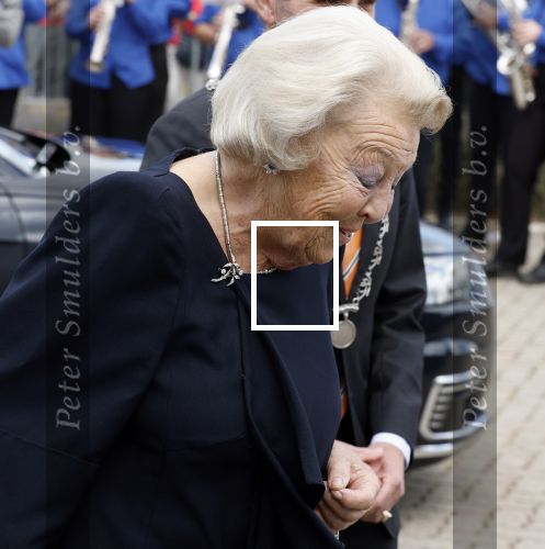 Groesbeek, 12-09-2025 - Hare Koninklijke Hoogheid Prinses Beatrix heropent de gerestaureerde korenmolen De Zuidmolen in Groesbeek. Prinses Beatrix loopt met wandelstok.