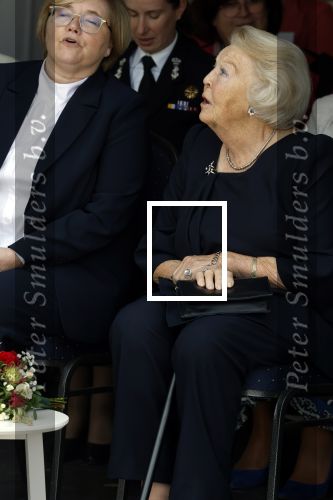 Groesbeek, 12-09-2025 - Hare Koninklijke Hoogheid Prinses Beatrix heropent de gerestaureerde korenmolen De Zuidmolen in Groesbeek. Prinses Beatrix loopt met wandelstok.