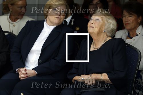 Groesbeek, 12-09-2025 - Hare Koninklijke Hoogheid Prinses Beatrix heropent de gerestaureerde korenmolen De Zuidmolen in Groesbeek. Prinses Beatrix loopt met wandelstok.