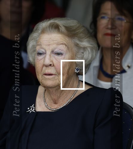 Groesbeek, 12-09-2025 - Hare Koninklijke Hoogheid Prinses Beatrix heropent de gerestaureerde korenmolen De Zuidmolen in Groesbeek. Prinses Beatrix loopt met wandelstok.