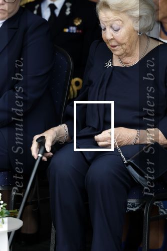 Groesbeek, 12-09-2025 - Hare Koninklijke Hoogheid Prinses Beatrix heropent de gerestaureerde korenmolen De Zuidmolen in Groesbeek. Prinses Beatrix loopt met wandelstok.