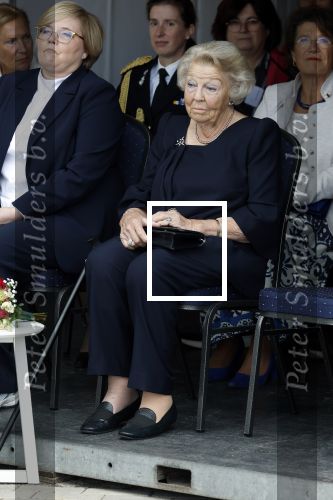 Groesbeek, 12-09-2025 - Hare Koninklijke Hoogheid Prinses Beatrix heropent de gerestaureerde korenmolen De Zuidmolen in Groesbeek. Prinses Beatrix loopt met wandelstok.