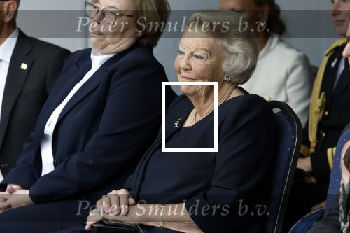 Groesbeek, 12-09-2025 - Hare Koninklijke Hoogheid Prinses Beatrix heropent de gerestaureerde korenmolen De Zuidmolen in Groesbeek. Prinses Beatrix loopt met wandelstok.