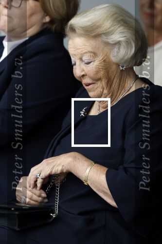 Groesbeek, 12-09-2025 - Hare Koninklijke Hoogheid Prinses Beatrix heropent de gerestaureerde korenmolen De Zuidmolen in Groesbeek. Prinses Beatrix loopt met wandelstok.