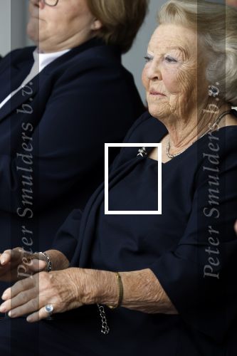 Groesbeek, 12-09-2025 - Hare Koninklijke Hoogheid Prinses Beatrix heropent de gerestaureerde korenmolen De Zuidmolen in Groesbeek. Prinses Beatrix loopt met wandelstok.