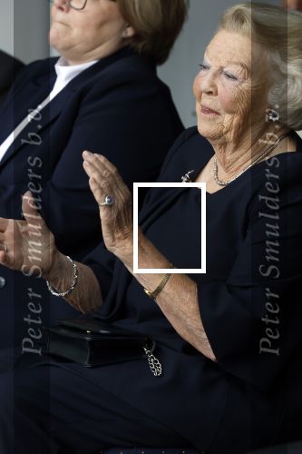 Groesbeek, 12-09-2025 - Hare Koninklijke Hoogheid Prinses Beatrix heropent de gerestaureerde korenmolen De Zuidmolen in Groesbeek. Prinses Beatrix loopt met wandelstok.